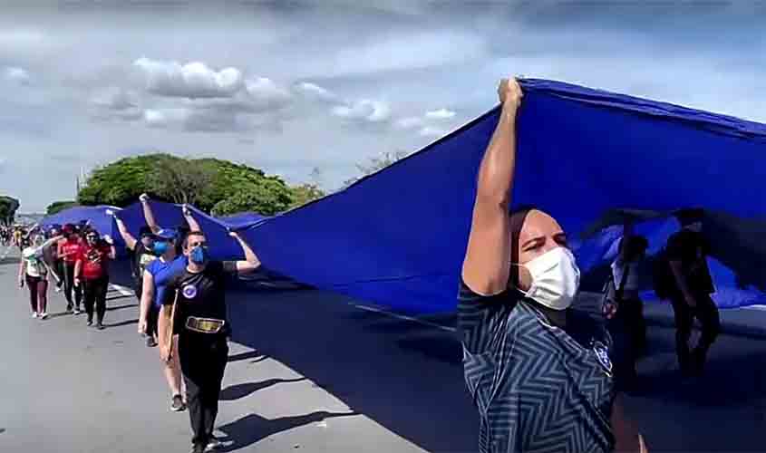 Manifestantes participam de atos contra o governo federal