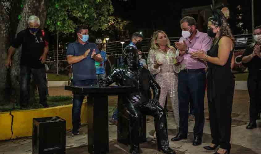 Prefeitura inaugura estátua em homenagem a Manelão, da Banda do Vai Quem Quer