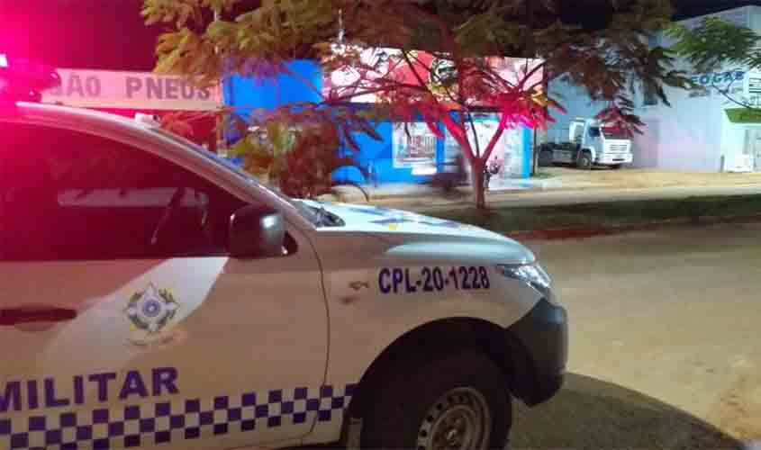 Homem escapa da morte ao dar rasteira em comerciante que sacou revólver para cobrar dívida
