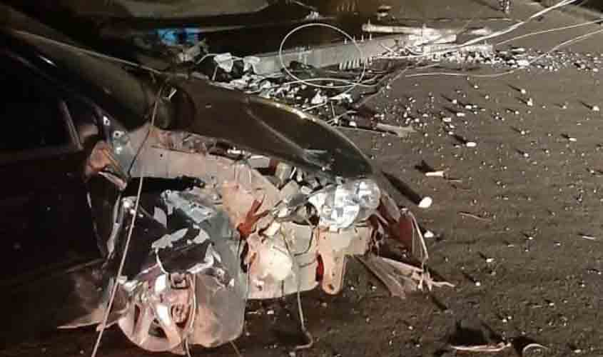 VEJA VÍDEO: motorista abandona veículo após derrubar postes e deixar bairro sem energia elétrica