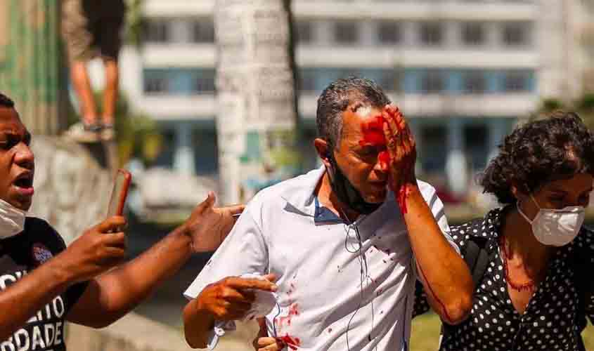 Governador Paulo Câmara se reúne com secretário de Defesa e quer nomes de PMs envolvidos na violência contra manifestantes