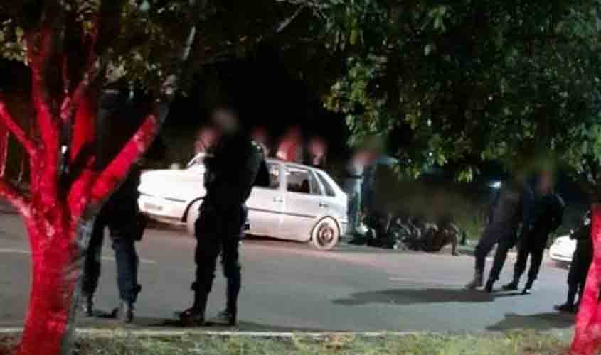 Depois de ser provocado, rapaz de 24 anos é esfaqueado em casa noturna; três suspeitos fugiram após o crime