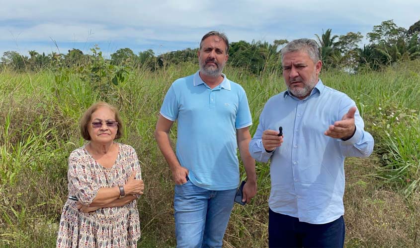 Vereador Everaldo Fogaça atende pedido de moradora e garante limpeza em área em frente ao Orgulho do Madeira