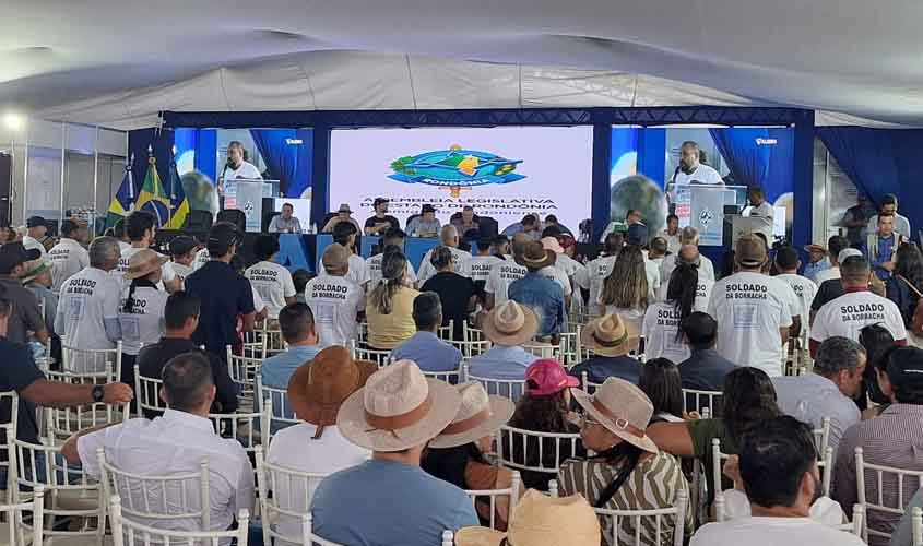 Governo de RO entrega títulos de propriedade rural durante a Rondônia Rural Show Internacional