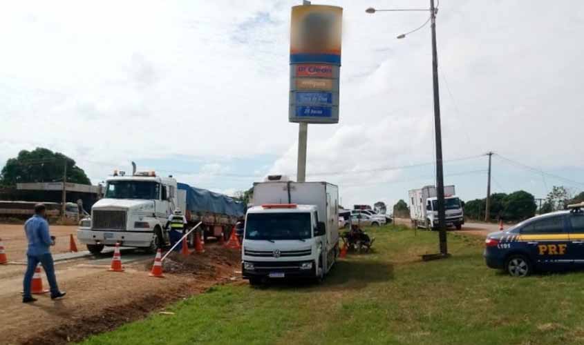 Em atuação conjunta, PRF e DNIT fiscalizam excesso de peso de caminhões
