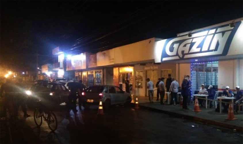 Acusado de tentar atropelar policiais, homem abandona carro durante fuga