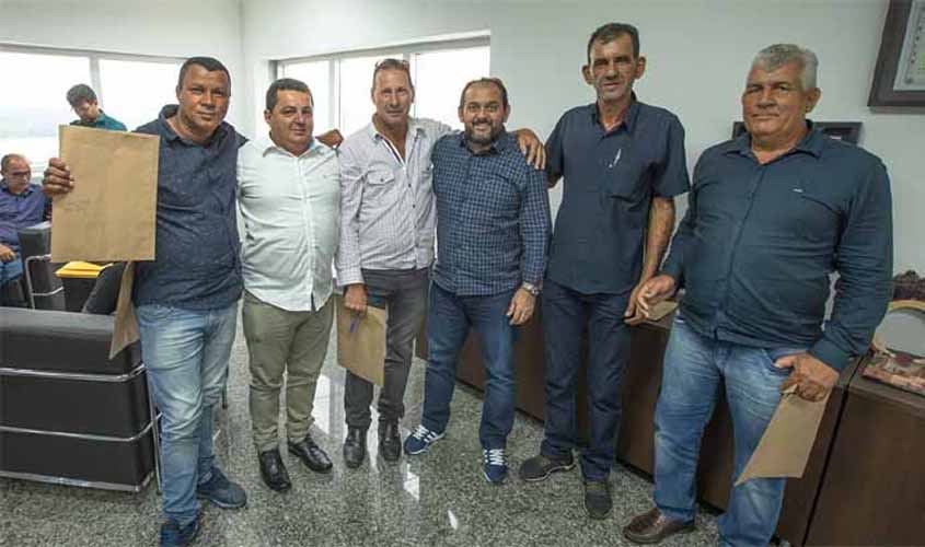 Presidente Laerte Gomes recebe comitiva de vereadores de Vale do Paraíso