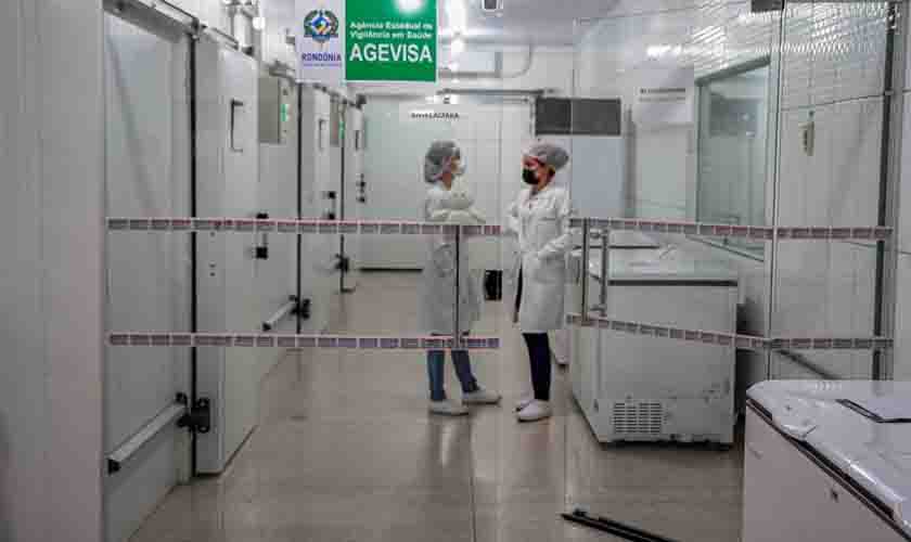 Estudantes de enfermagem aprendem sobre gestão de vacinas durante estágio na Rede de Frio Estadual