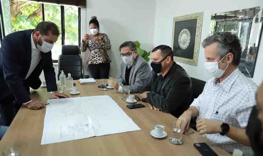 Prefeito analisa propostas de ampliação de estacionamentos no centro de Porto Velho