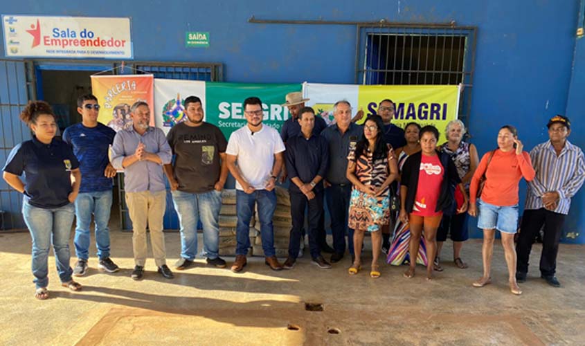 Deputado Marcelo Cruz visita Itapuã do Oeste para entrega de calcário e também vista as obras as quais destinou investimentos