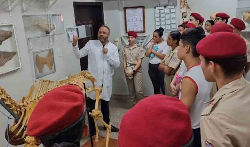 Alunos do colégio Tiradentes se encantam com estrutura da UNINASSAU Cacoal