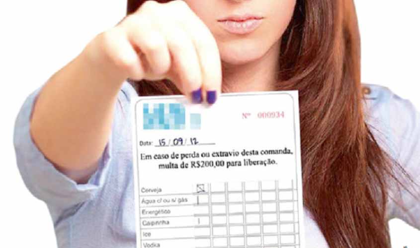 Mulher aciona a polícia e diz ter sido desrespeitada em casa noturna