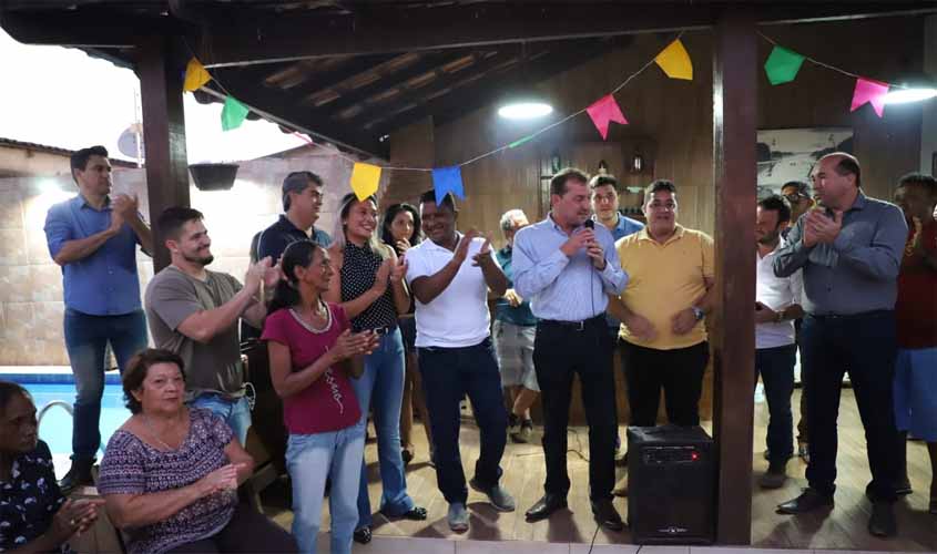 Prefeito anuncia pavimentação da rua dos Lírios, no Cohab