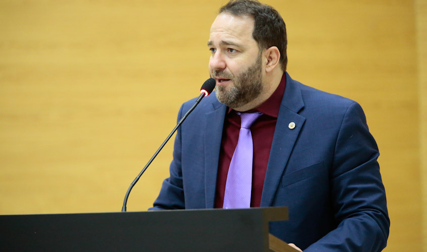 Deputado Alex Redano propõe comissão para tratar de regularização de médicos formados no exterior