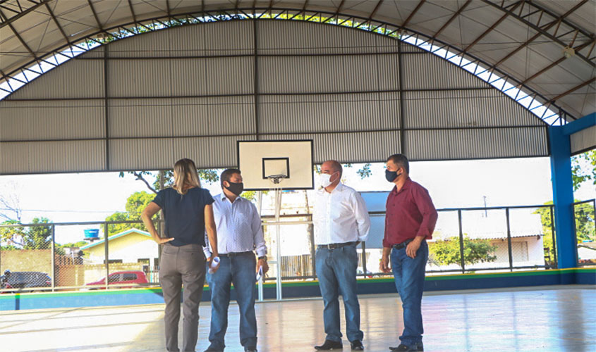 Bairro Jardim das Seringueiras recebe quadra poliesportiva