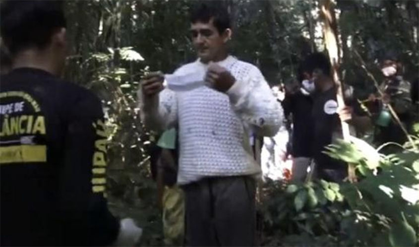Indígenas prendem invasor armado e o obrigam a usar máscara e álcool em gel contra Covid-19