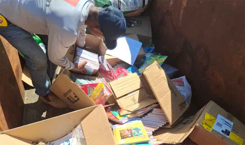 Livros didáticos são encontrados descartados próximo a presídios em Porto Velho