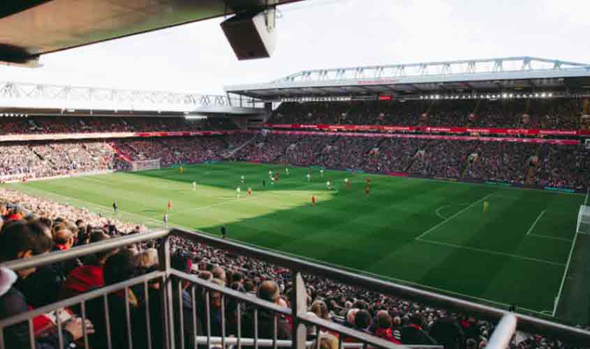 Por que o futebol é considerado uma religião no Brasil?