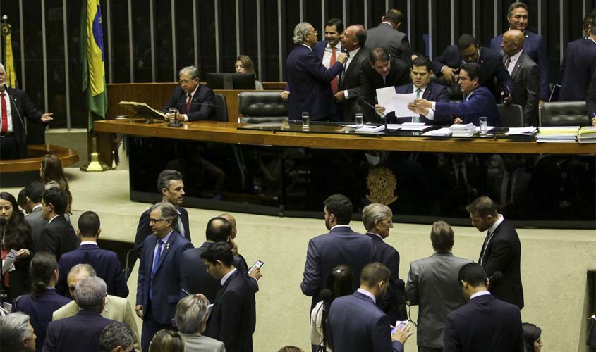 Veto presidencial sobre notícias falsas é derrubado no Congresso