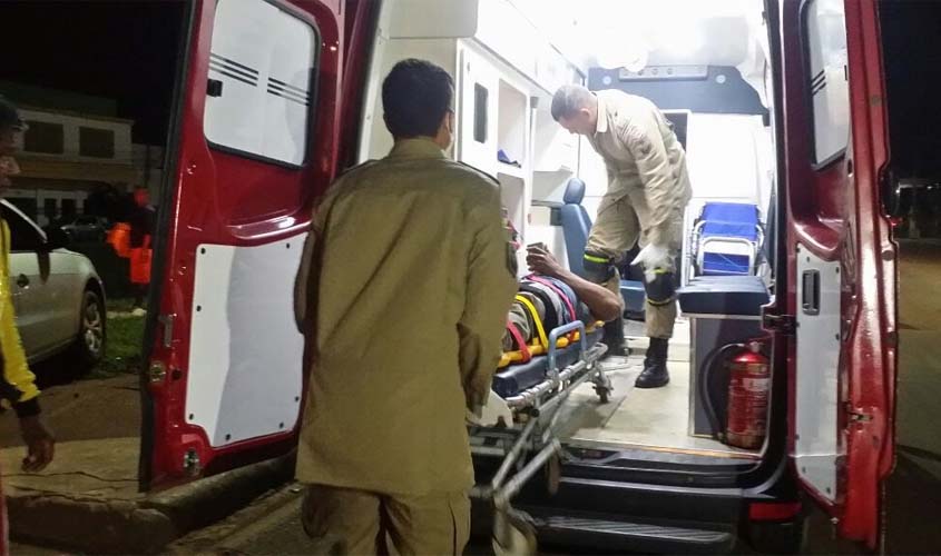 Homem leva duas facadas; agressor não foi identificado