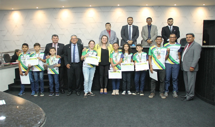 Cláudia de Jesus faz homenagem a técnico e atletas do karatê