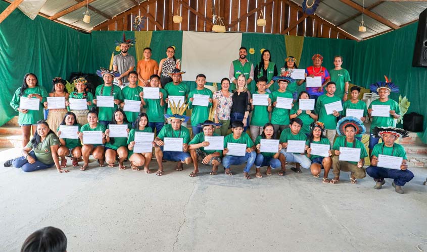 Prefeitura entregam certificados para indígenas araras