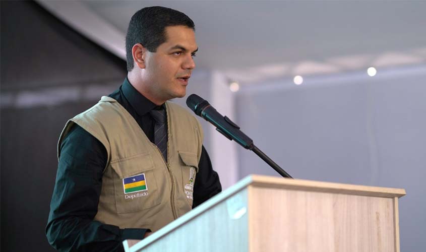 Deputado Cássio Gois destaca importância de apoio ao curta-metragem Ela Mora Logo Ali