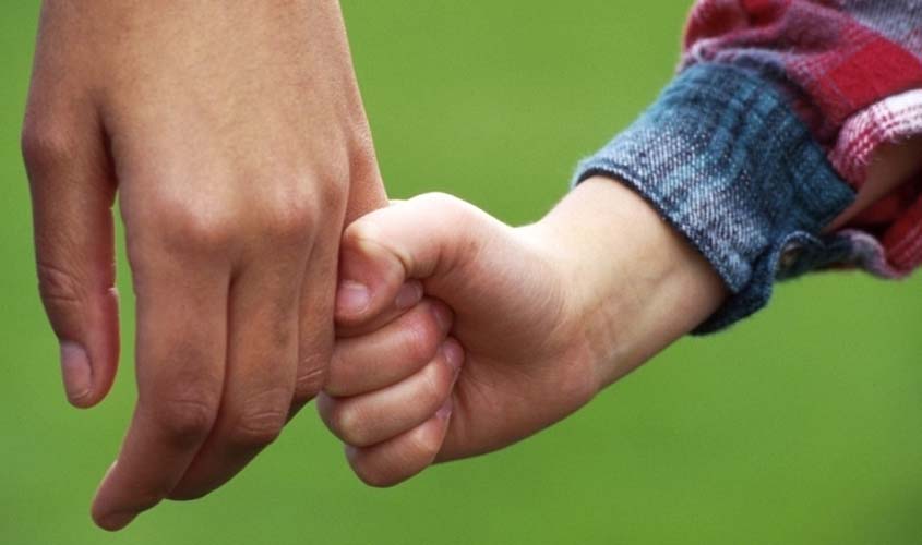 Sob o CC de 1916, revogação consensual da adoção só pode ser feita entre adotado e pais adotivos