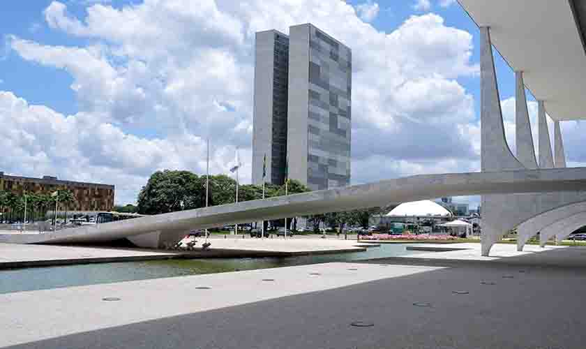 Após veto derrubado pelo Congresso, Bolsonaro promulga lei das federações partidárias