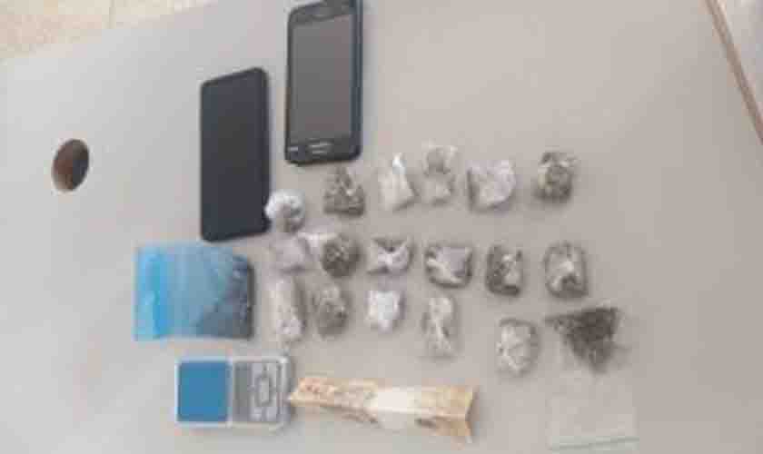 Policiais entram em banheiro para fazerem necessidades e acabam prendendo jovem com 10 invólucros de maconha