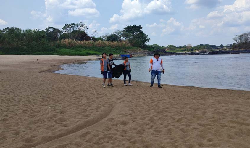 Estudantes de escola estadual realizam mutirão de limpeza na praia do Acácio