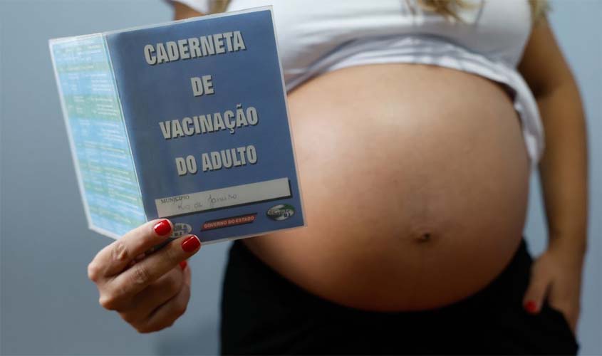 Resistência às vacinas de gripe e covid ameaça gestantes
