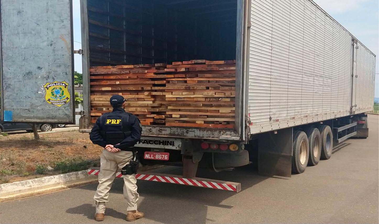 Em Ariquemes, PRF apreende 24,55 m³ de madeira ilegal