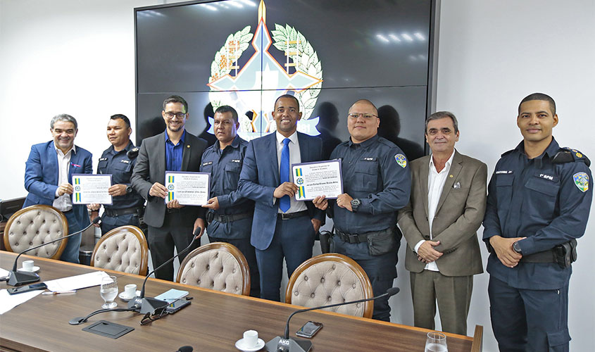 Deputado Anderson entrega Voto de Louvor a policiais que realizaram parto dentro de voadeira