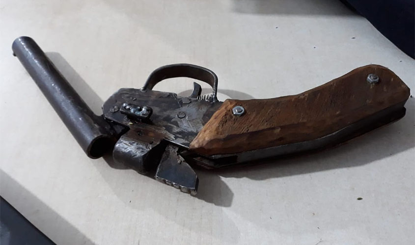 Menores são detidos com arma após fazerem arrastão em parada de ônibus