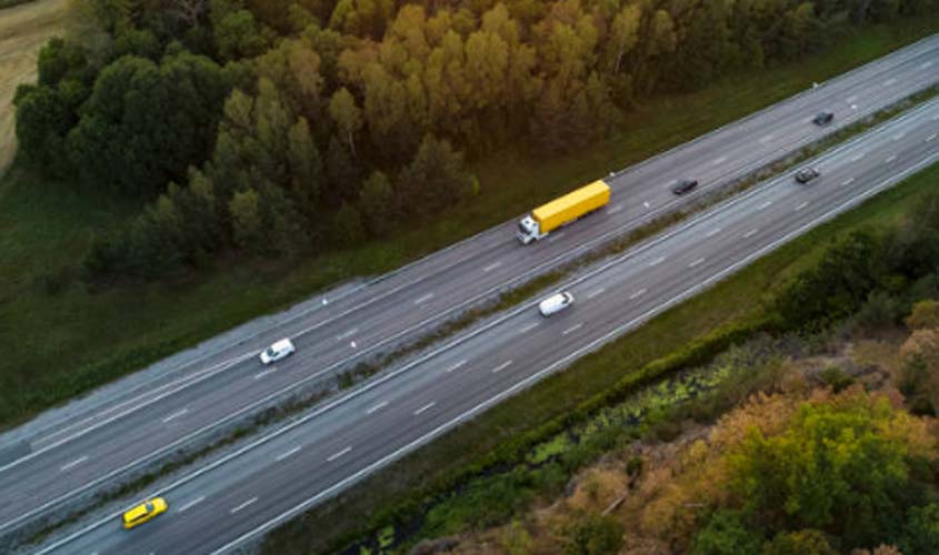 Motorista de caminhão consegue comprovar que tinha a jornada controlada indiretamente