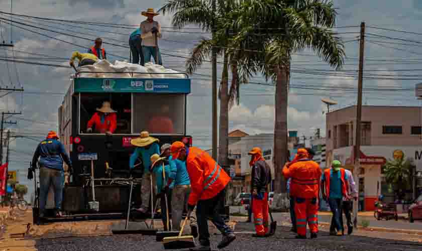 Serviços do “Tchau Poeira” iniciam com microrrevestimento em ruas do município