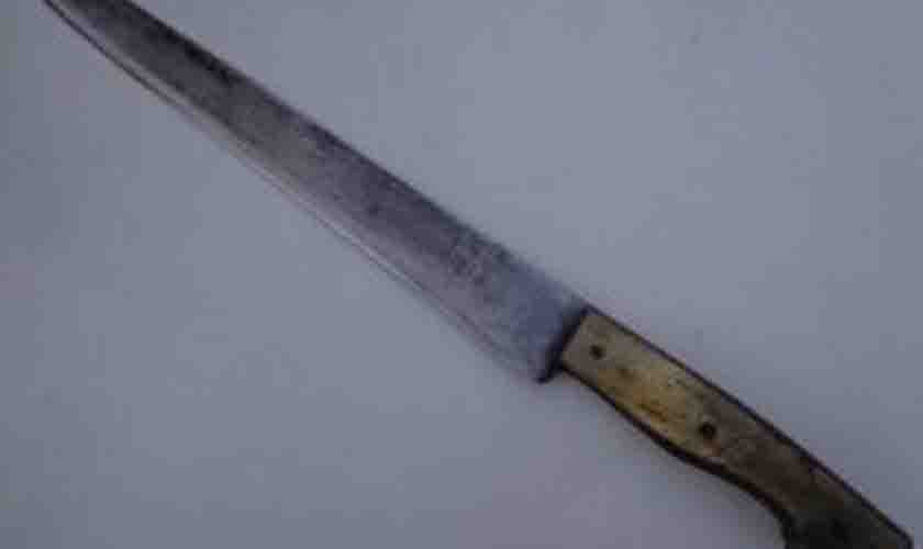 Mulher escapa da morte por pouco ao ser atacada a facadas pelo marido