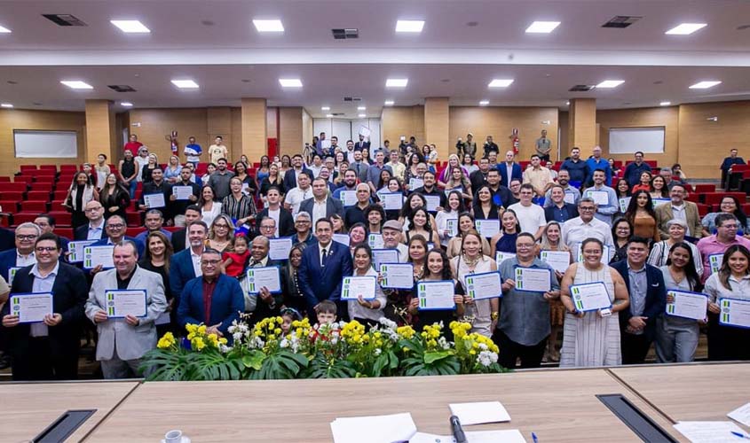 Eyder Brasil inicia voto de louvor a jornalistas de Rondônia