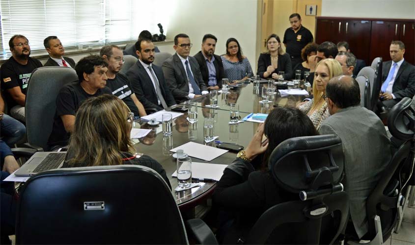 Léo Moraes participa de audiência no TRT para solucionar salários atrasados dos servidores da Caerd