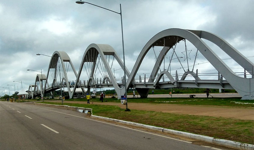 Equipes da Semusb intensificam limpeza para o Natal Porto de Luz