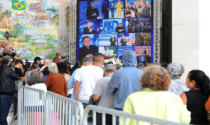 Cortejo com o corpo de Gugu chega a cemitério em São Paulo