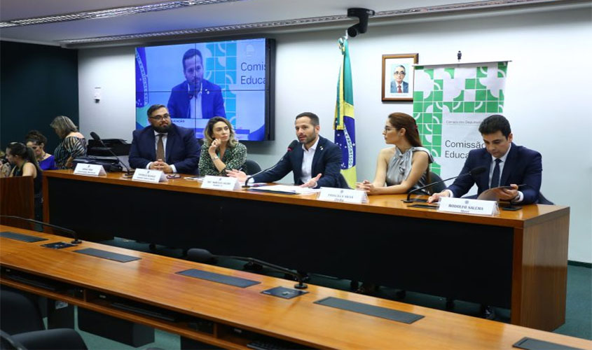 Especialistas afirmam que é preciso orientar cidadãos sobre checagem de informações