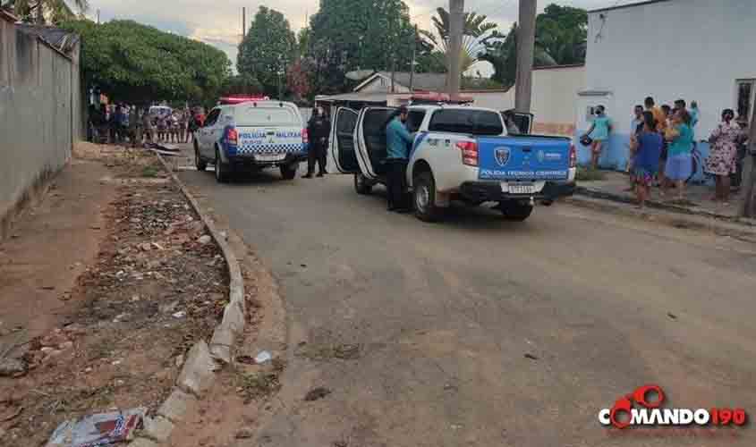 Marido enciumado mata homem que estava conversando com sua esposa no meio da rua