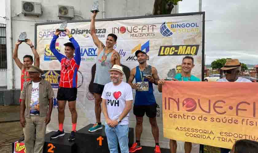 Atletas participam de corrida que teve largada no Prédio do Relógio