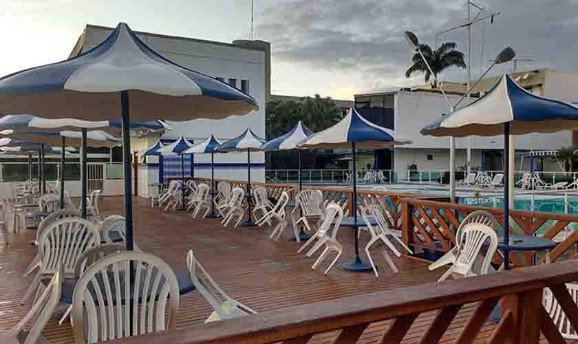 Cessão de espaço a restaurante não implica responsabilidade de clube por créditos de garçom