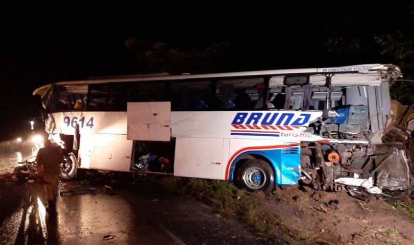 Costureira vilhenenense de 54 anos que iria visitar a mãe doente é arremessada e morre após choque entre ônibus e carreta