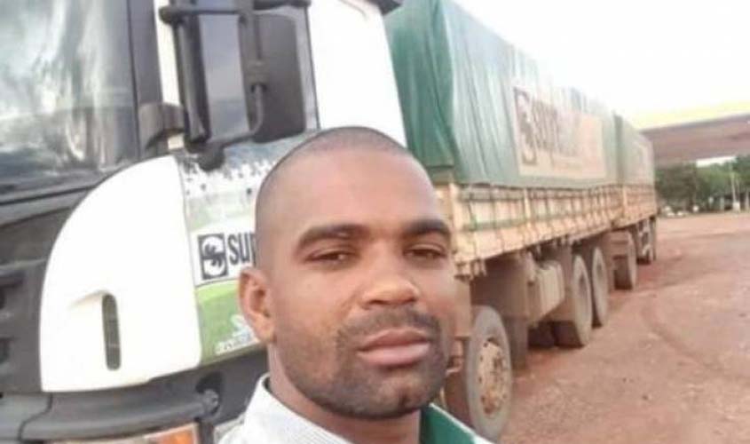 Motorista morre junto com esposa e filha no choque entre ônibus e carreta