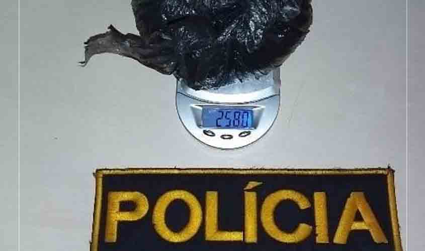 Jovem é presa acusada de tráfico de drogas