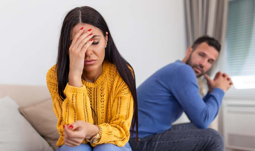 Divorciados demoram mais tempo para quitar dívidas e solteiros são os que mais devem, aponta Serasa